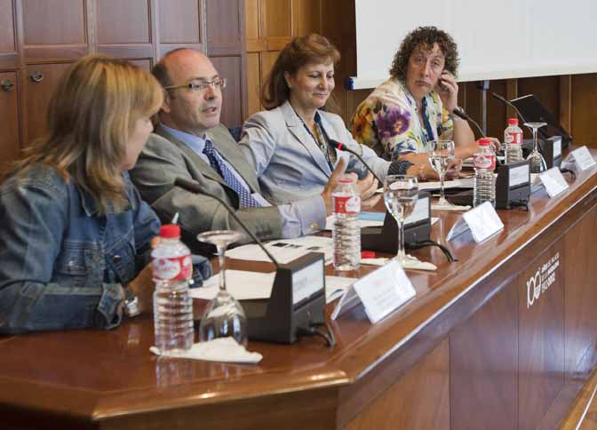 Dolores Gallardo, presidenta de la Asociación de la Prensa de Cantabria; Ángel Pelayo, vicerrector de Coordinación de Centros de la UIMP; Elsa González, presidenta de la FAPE y Lucía M. Odriozola, directora de la Escuela. Foto: UIMP